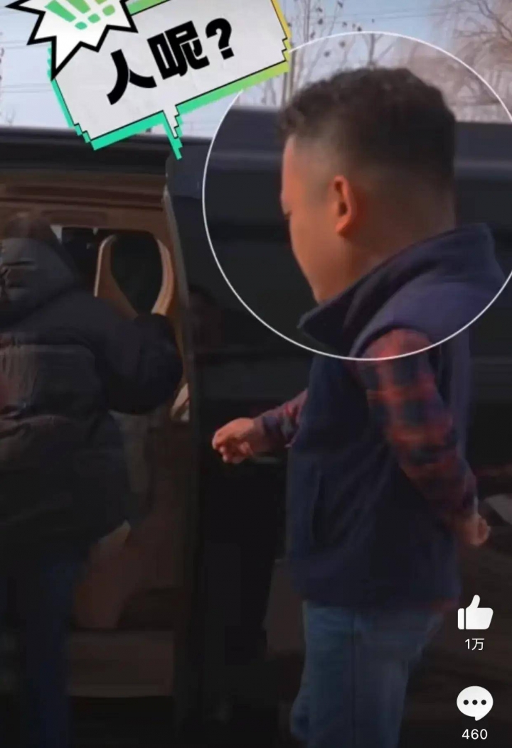 成龙开7人座商务录制河南春晚，4位导演迎接，下车的动作让人意外 2