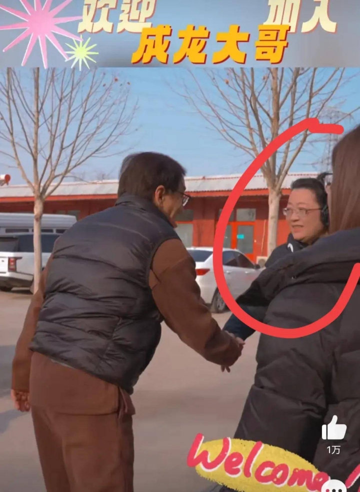 成龙开7人座商务录制河南春晚，4位导演迎接，下车的动作让人意外 3