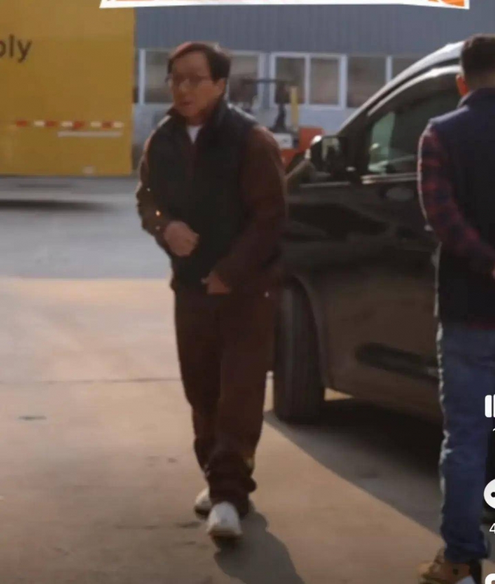 成龙开7人座商务录制河南春晚，4位导演迎接，下车的动作让人意外 4