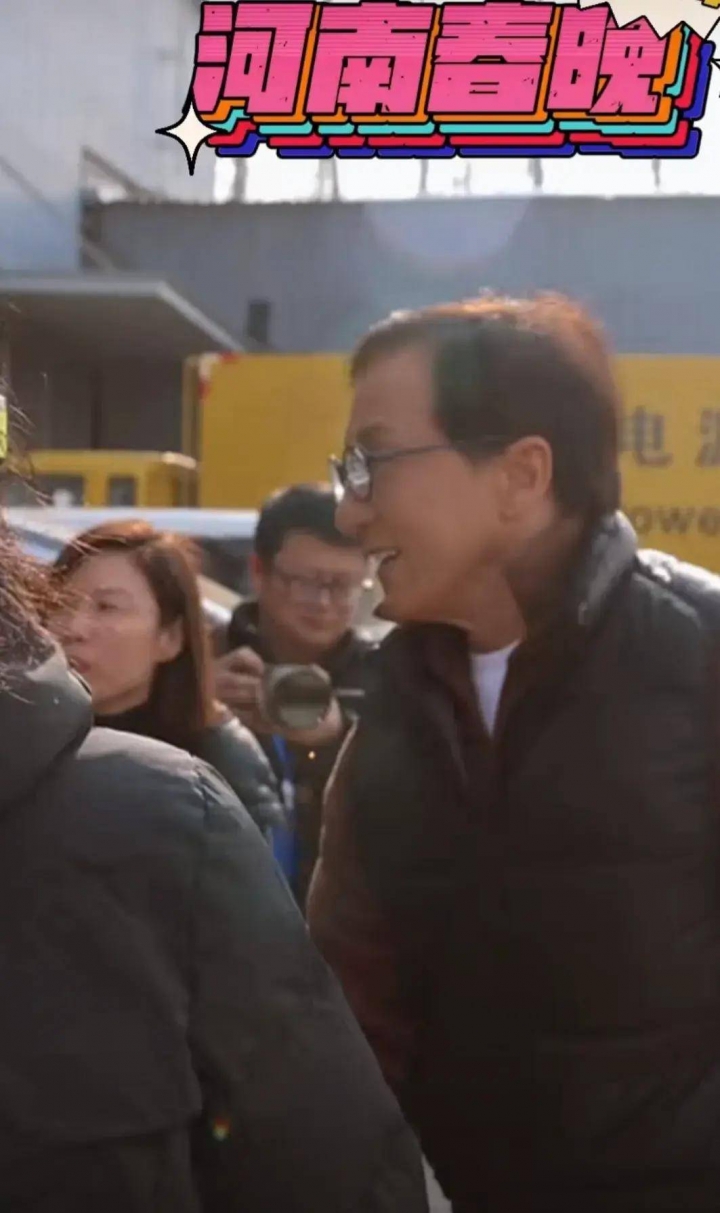 成龙开7人座商务录制河南春晚，4位导演迎接，下车的动作让人意外 6